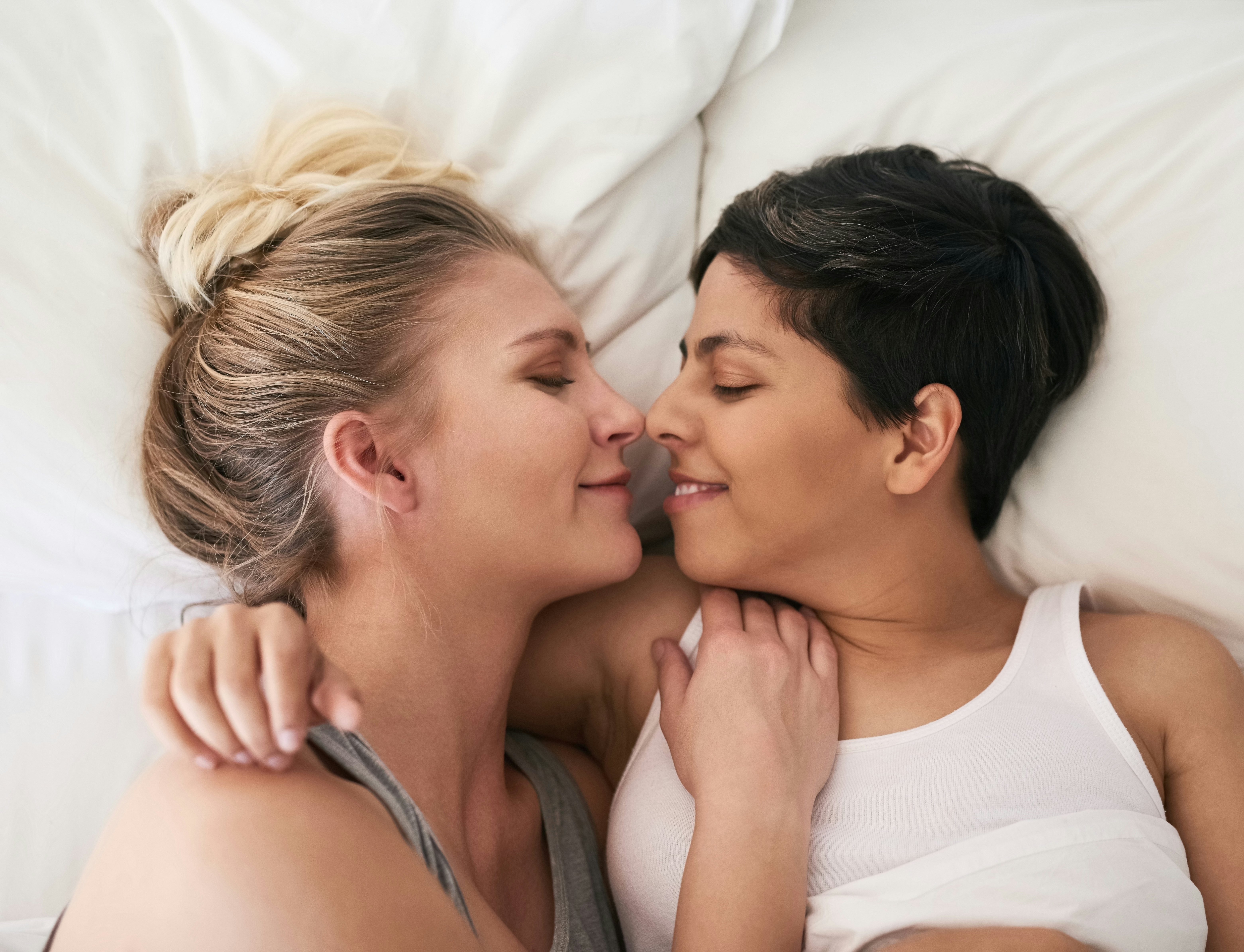 Lesbians Kissing and Pussy Caressing Pleasure in Bed